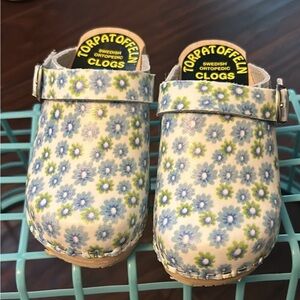 Toddler clogs size 8
